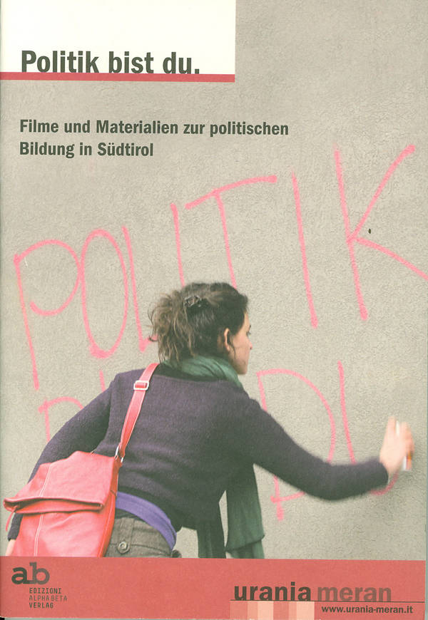 Flyer "Politik bis du" junge Frau steht an einer Wand und schreibt 